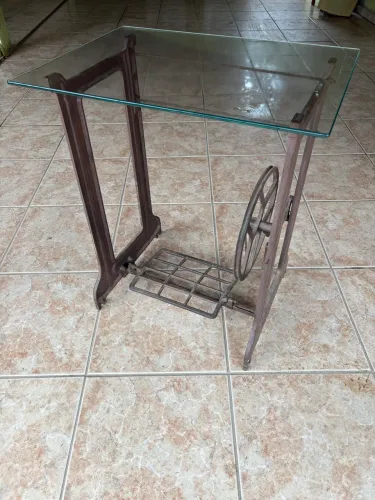 Mesa Vintage Singer Antiga em Ferro Fundido + Tampo de Vidro