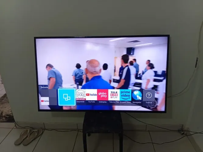 Tv smart sansung 65 polegadas pega YouTube prime vídeo globo play tele cine etc.