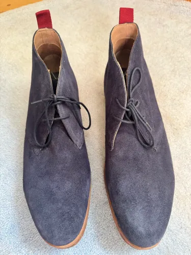 botas chukka masculinas de camurça azul marinho da marca Ted Baker London.