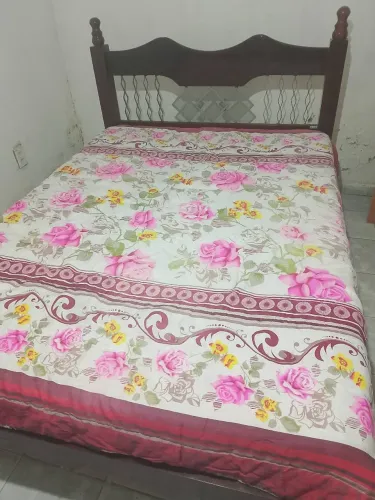 Cama de madeira semi nova 