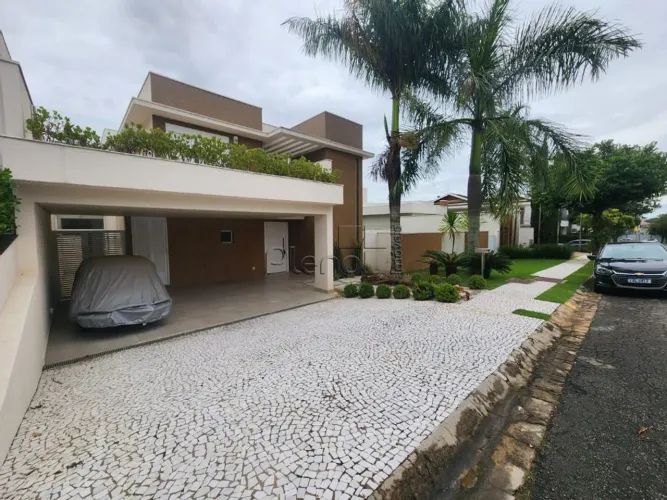 Casa à Venda no Condomínio Zurick Dorf em Valinhos, no bairro Parque Lausanne.
