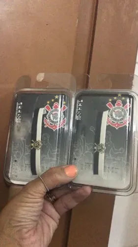 Pulseira em couro do Corinthians e emblema do clube 