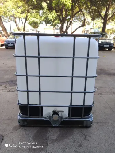 Container IBC de 1000 Litros com grade em aço galvanizado.
