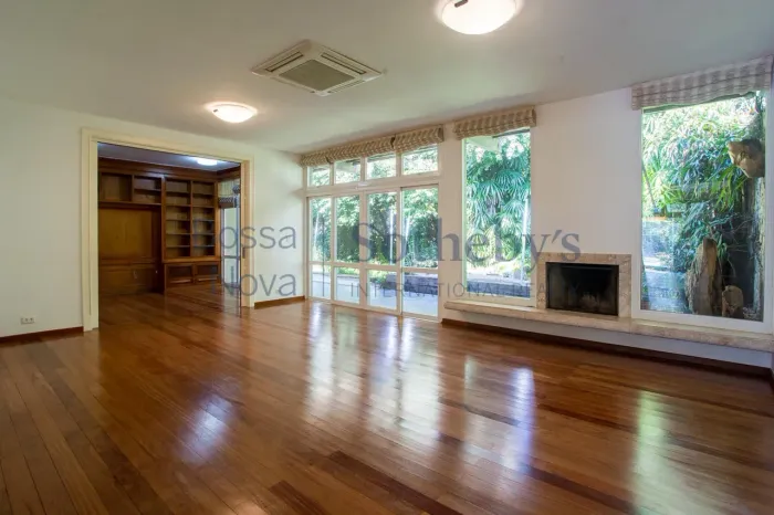 Casa com quadra de tênis e piscina