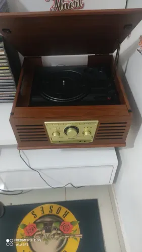 Vitrola Raveo Sonata Toca Discos, CD, USB, Bluetooth, Rádio FM .