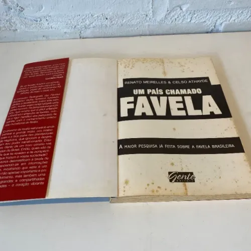 637 - Um país chamado Favela Renato Meirelles e Celso Athayde Livro usado. Páginas amarela