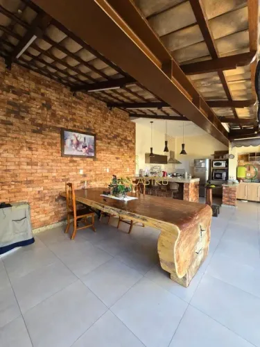 Vendo ótima casa com quatro quartos no bairro Iporanga.