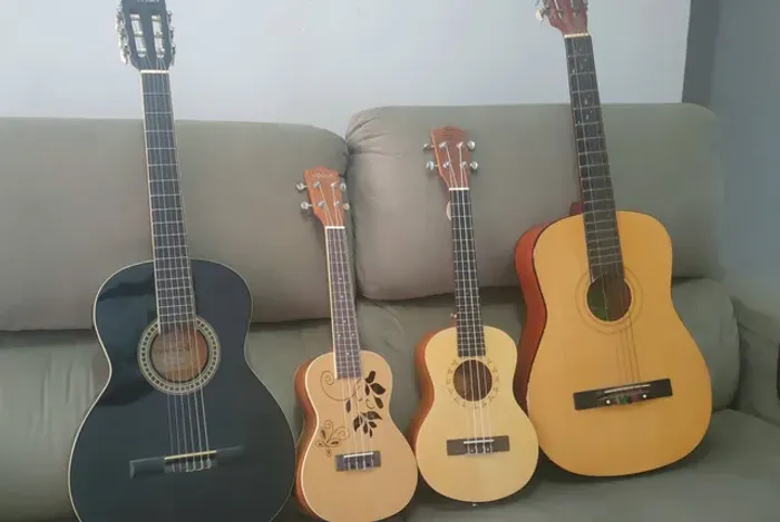 Ukuleles e violões 