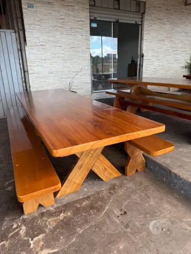 Mesa Rustica de 3mts com pés de forquila e dois bancos