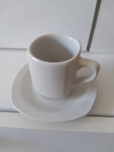 Xícara de cafezinho com pires branca tipo hotel