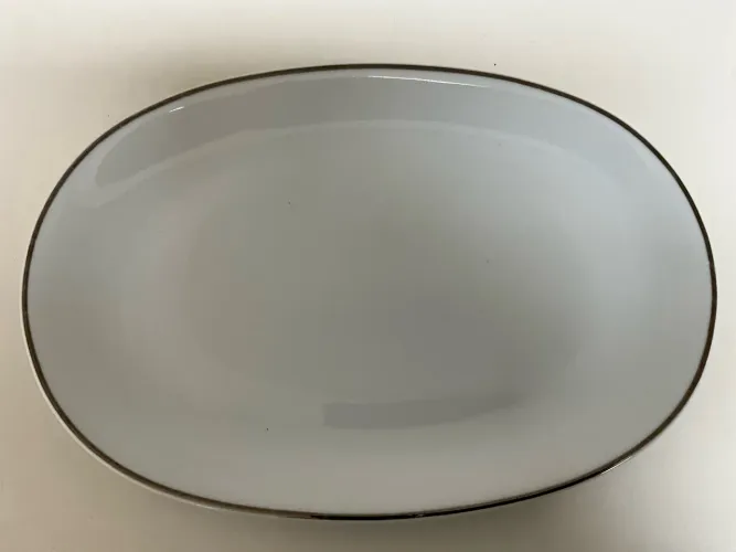 Travessa Oval de Porcelana com Detalhe Dourado