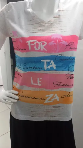 Uma camiseta de Fortaleza decote V