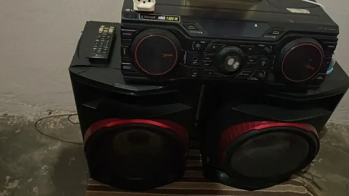 Som Bluetooth e CD pegando normalmente 1.800 w