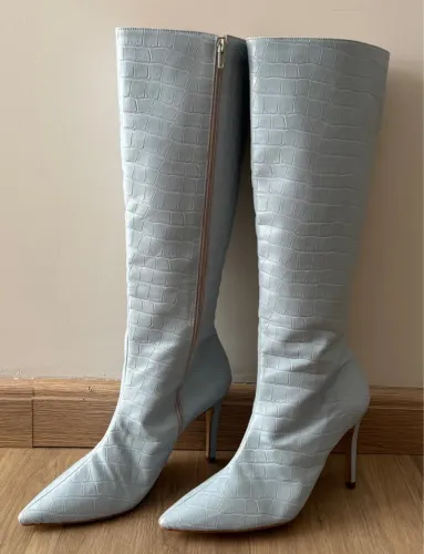 Bota longa azul claro com textura croco