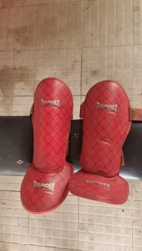 Caneleira para muay thai 