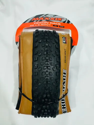 Pneu Recon Race Maxxis Exo/tr 29  2.4 Dobrável/Faixa marrom.