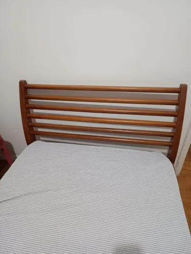 Cama de madeira com cabeceira