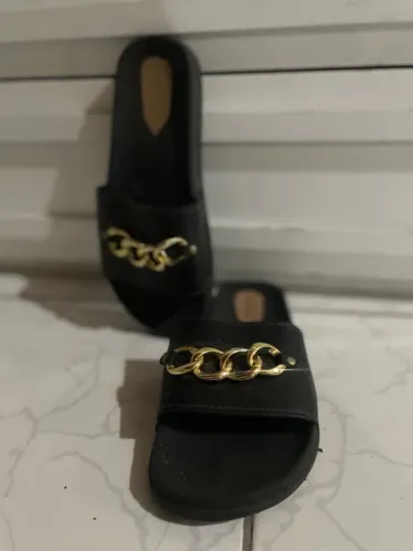 Sandálias Femininas Preta com Detalhe Dourado