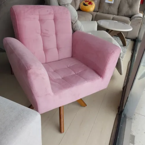 12X SEM JUROS - POLTRONA GIRATÓRIA COM BASE EM MADEIRA MACIÇA