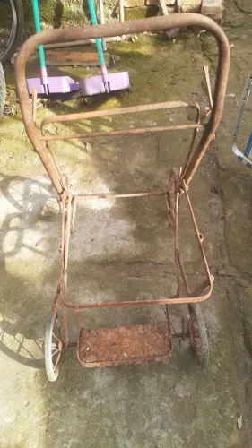 Carrinho de bebê antigo