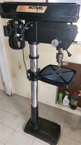 Furadeira de coluna Motomil