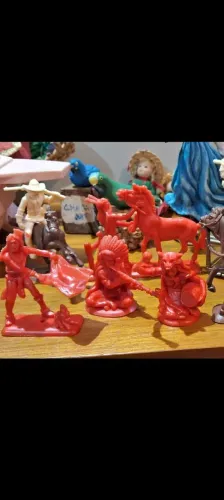 Miniaturas Antigas Fort Apache na cor vermelha 
