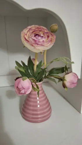 Arranjo de flores rosas em vaso decorativo