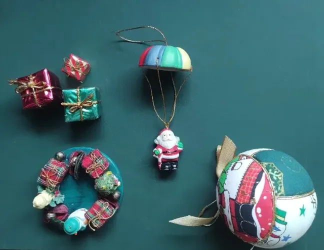 Kit natalino com 6 peças de gesso, tecido e papel- Anos 1990