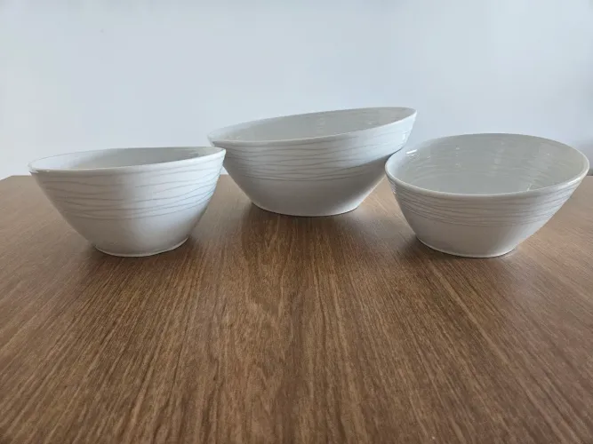 Conjunto de tigelas brancas de porcelana 