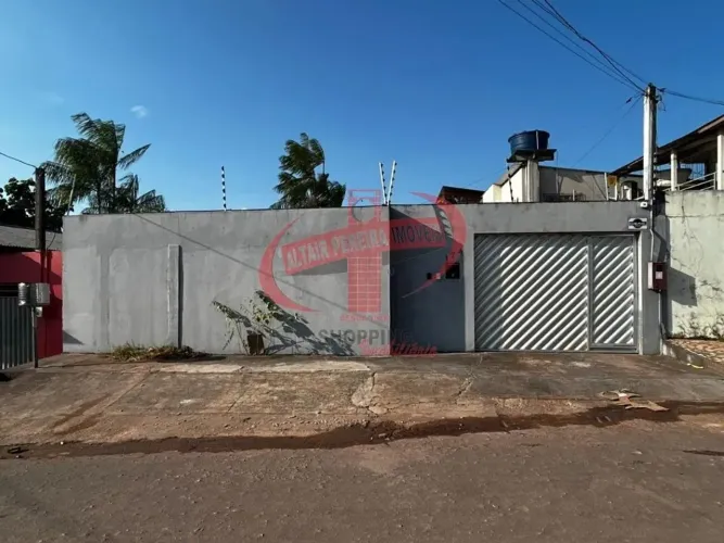 Casa espaçosa no bairro Zerão com 2 suítes e garagem para 3 carros