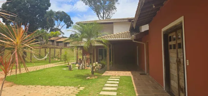 Aluga-se em Atibaia uma Chácara de Alto padrão , com 7 dormitórios c/ 3 suites e piscina.