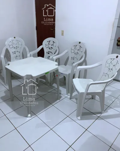 Conjunto de mesa e 4 cadeiras de plástico com braço