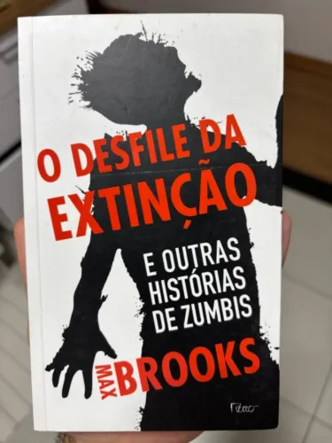 Livro O Desfile da Extinção Outras Histórias de Zumbis - Max Brooks (Usado)