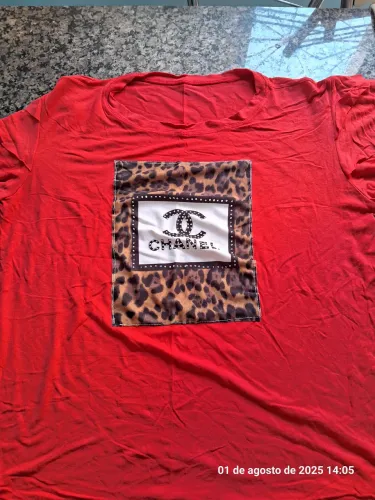 Camisa com manga vermelha