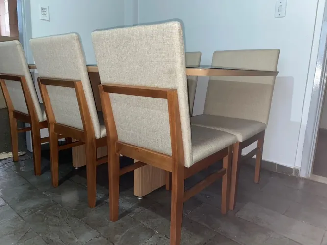 Sala de jantar mesa de madeira nova