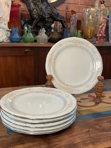 Conjunto de seis pratos de porcelana antigo