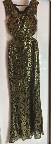 Vendo vestido de festa brilhoso