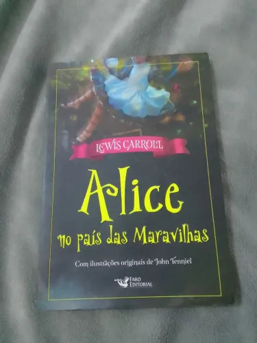 Livro Alice no País das Maravilhas - Lewis Carroll
