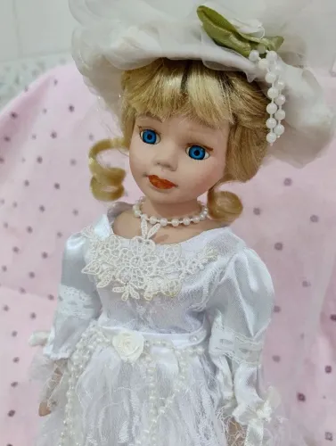 Boneca de porcelana" Noiva" década de 90 