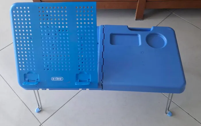 Mesa portátil e-Clear para notebooks. Para uso na cama, mesa, etc EXCELENTE ESTADO.