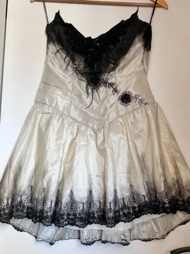 Vestido de festa preto e bege