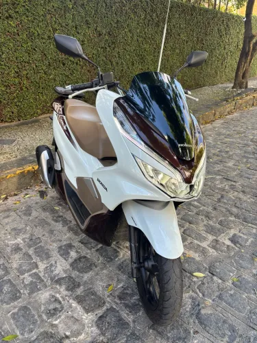PCX, DLX! A mais completa da categoria.