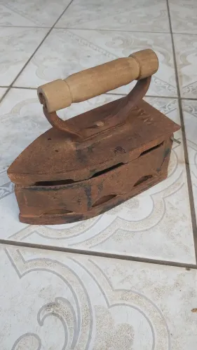 Ferro passar roupa antigo