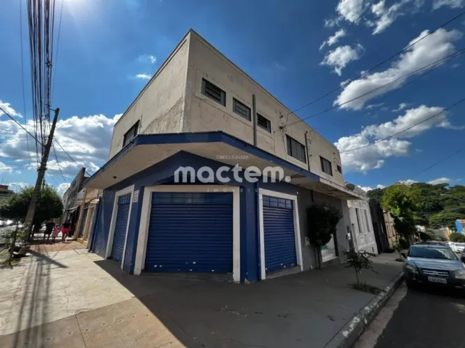 Sobrado Moderno com 03 Kitnets e 02 Salões Comerciais  Excelente Oportunidade de Investime