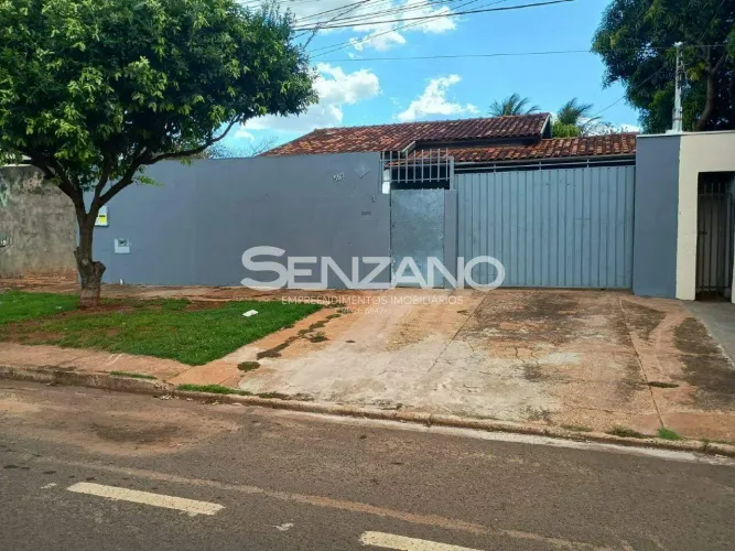 Casa com energia solar e edícula