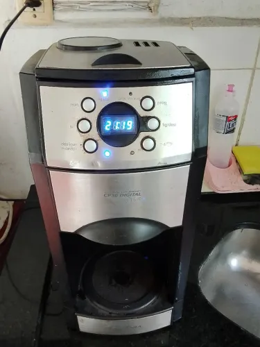 Cafeteira  com moedor de grãos 