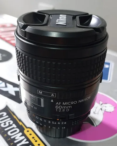 Lento Nikon 60mm 1:28 AF macro