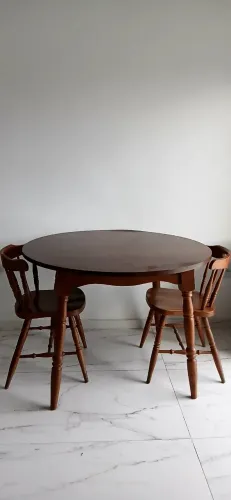 Mesa de jantar redonda com duas cadeiras em madeira