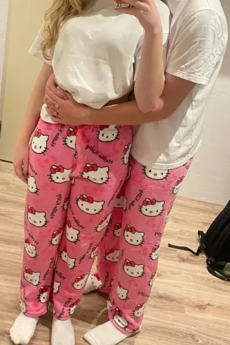 Perfeição de calça Hello Kitty em pelúcia e algodão fica perfeito em qualquer corpo