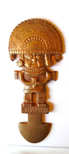 Antiga Placa parede formato da letra T um símbolo do Deus da medicina Inca 